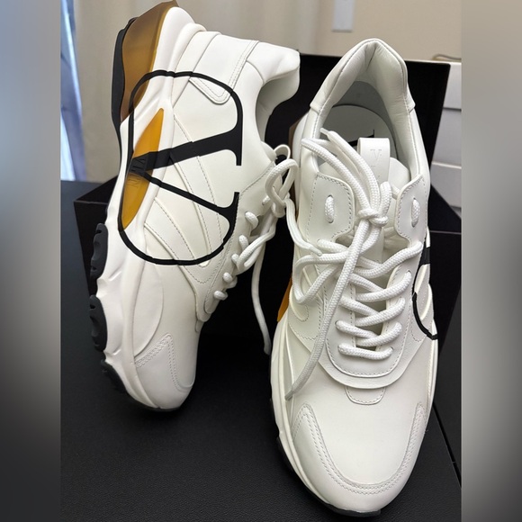 Other - Valentino Garavani VLogo Bounce Sneaker